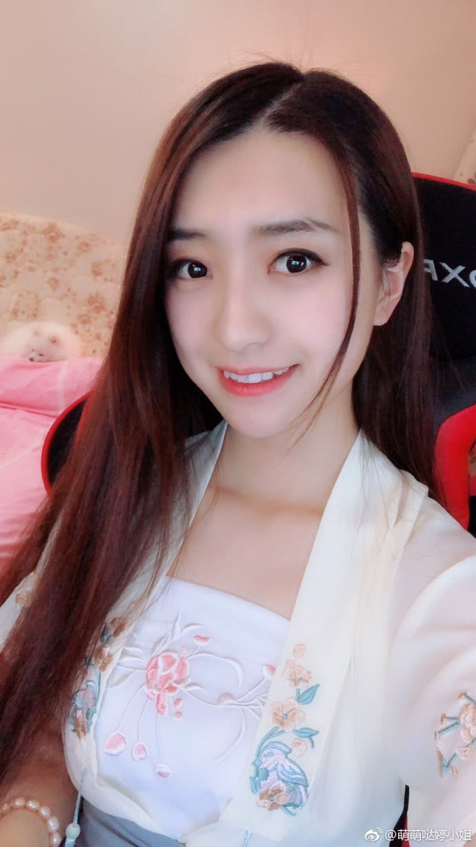 婷小姐直播两周年庆因粉丝告白而落泪牵出主播背后的心酸