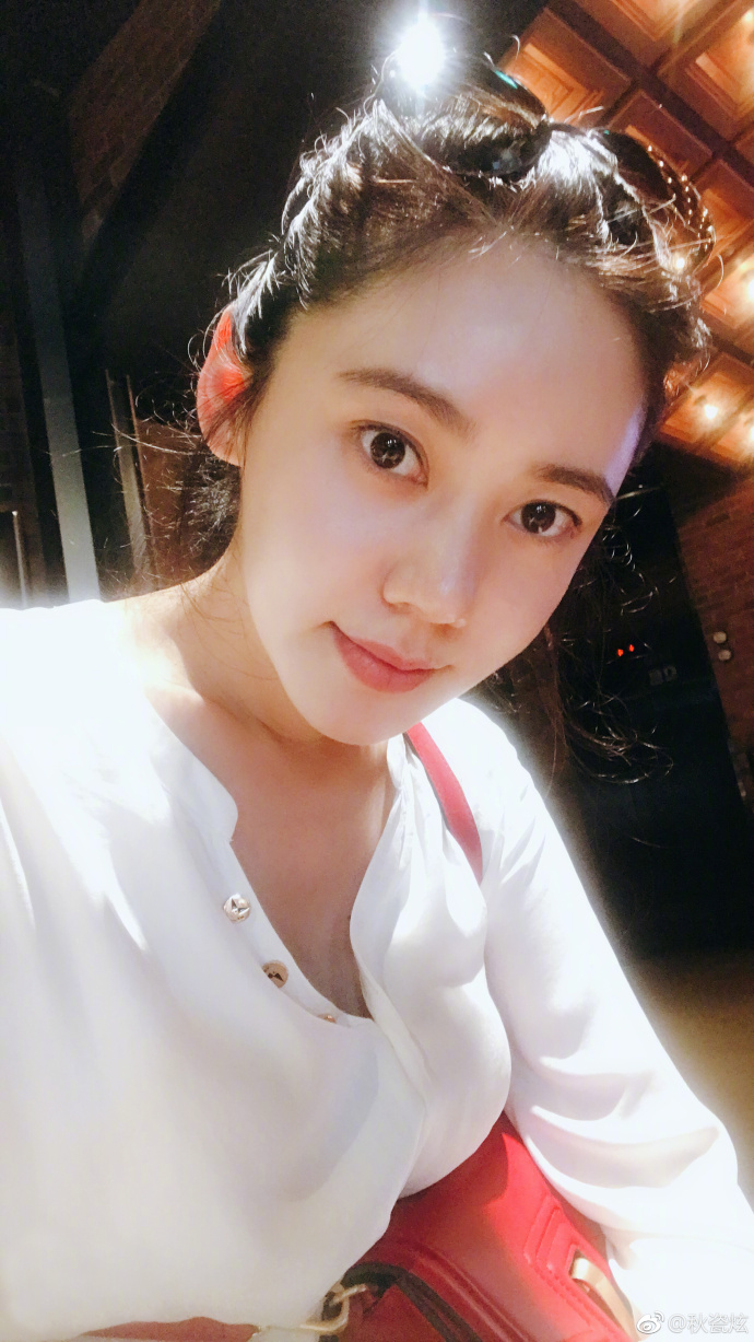 39岁秋瓷炫产后首晒自拍,脸色红润恢复良好,嘟嘴卖萌宛如少女