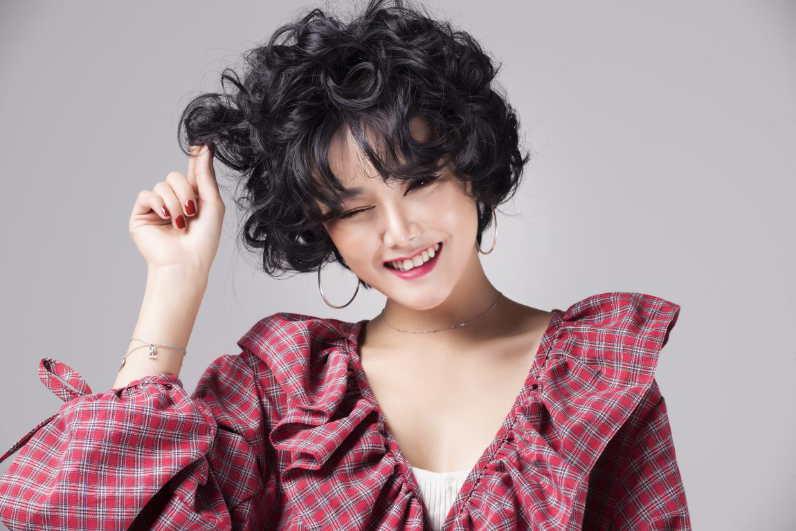 张秭禾电音情歌《kiss me》 中毒性旋律甜蜜上线