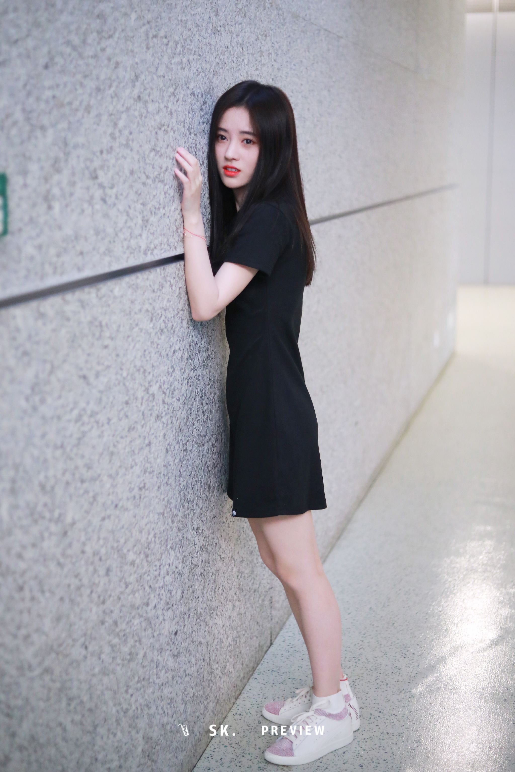 鞠婧祎今日现身上海机场,身着t恤款小黑裙,搭配连袜小白鞋