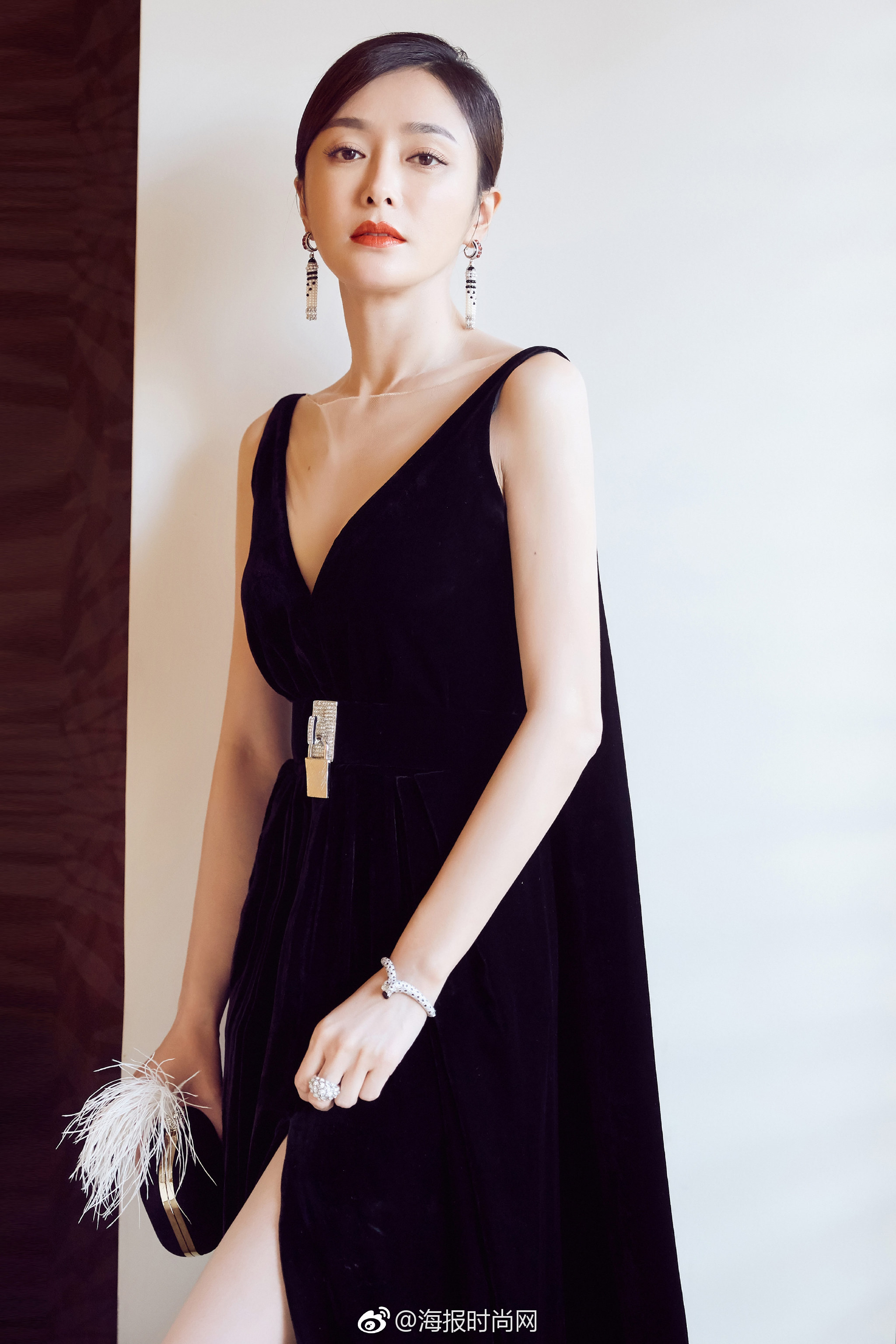 秦岚 继昨日白礼服造型喜获中美电视节"最佳女演员"