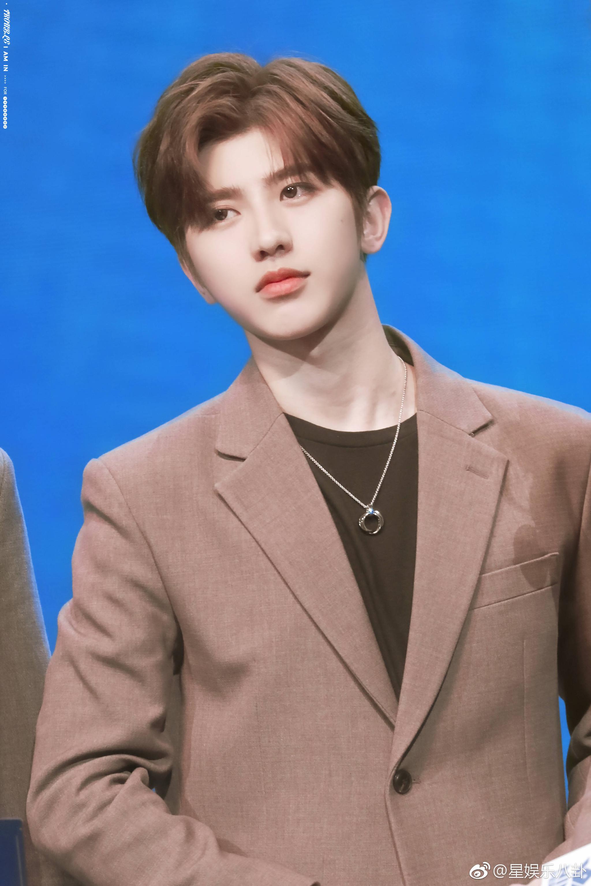 蔡徐坤ninepercent广州新专辑分享会饭拍图:今日份金色清新顺毛坤