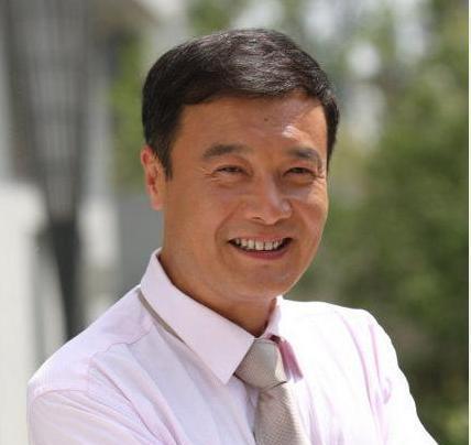 孙松饰演王沪生,来厂劳动的大学毕业生,王沪生父亲是个著名学者,于