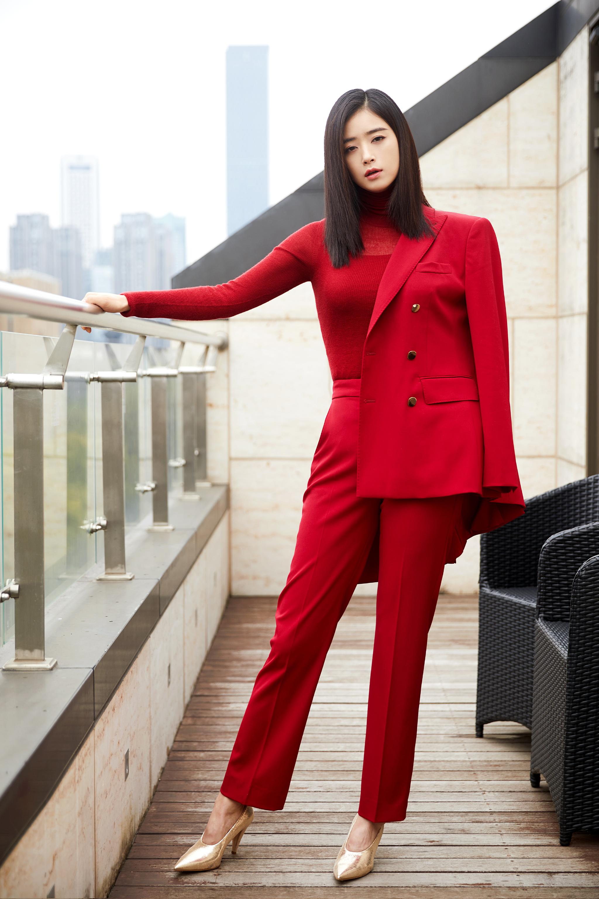 而西装的优雅端庄,和蒋欣独特的迷人气质,足足把世人的目光聚集在她