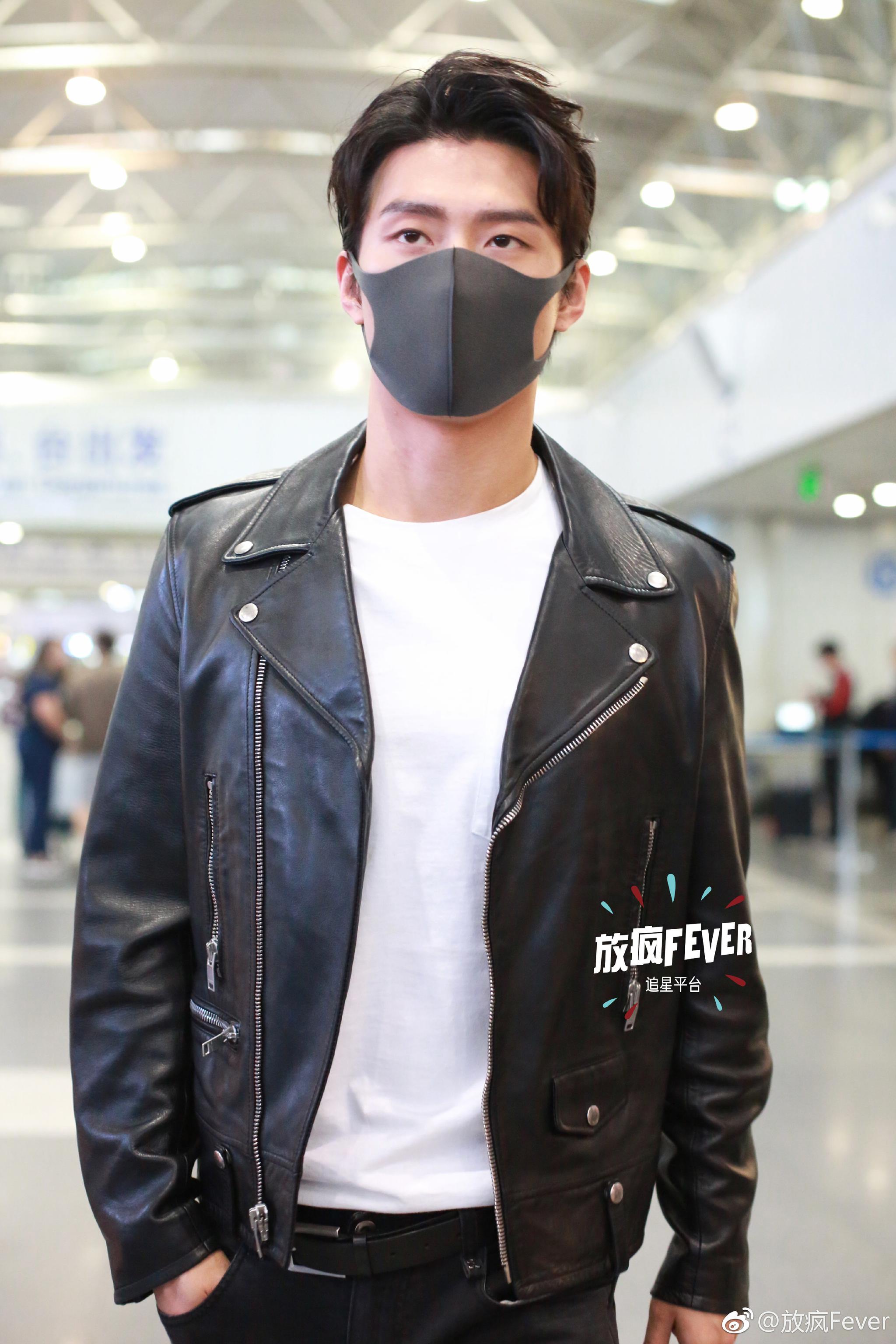 皮衣酷boy他问我们是不是大家太久没见他嗯觉得是的请举手