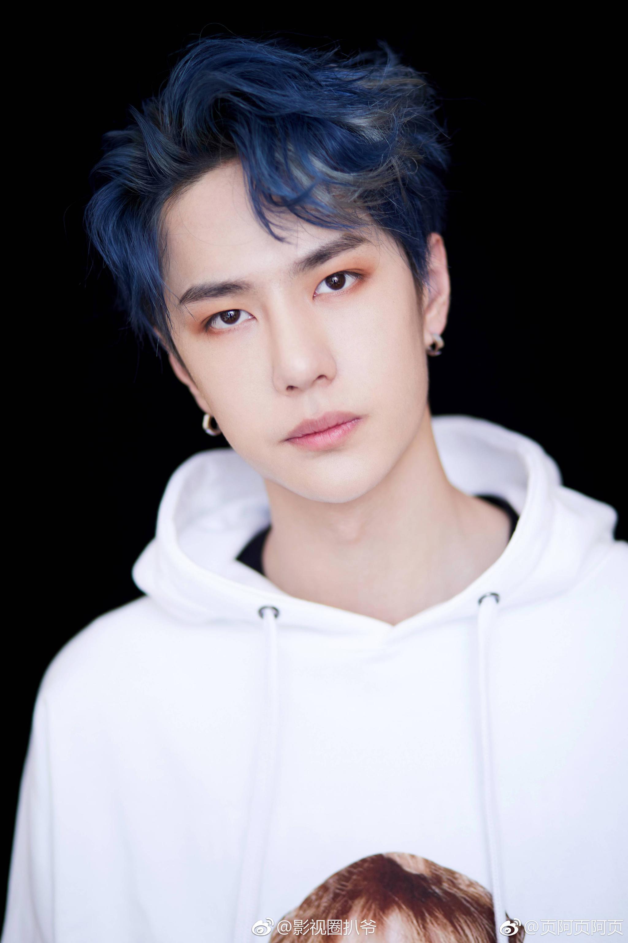 王一博 蓝色头发 人帅就是不一样啊能扛起二次元的发色 你们是不是觉