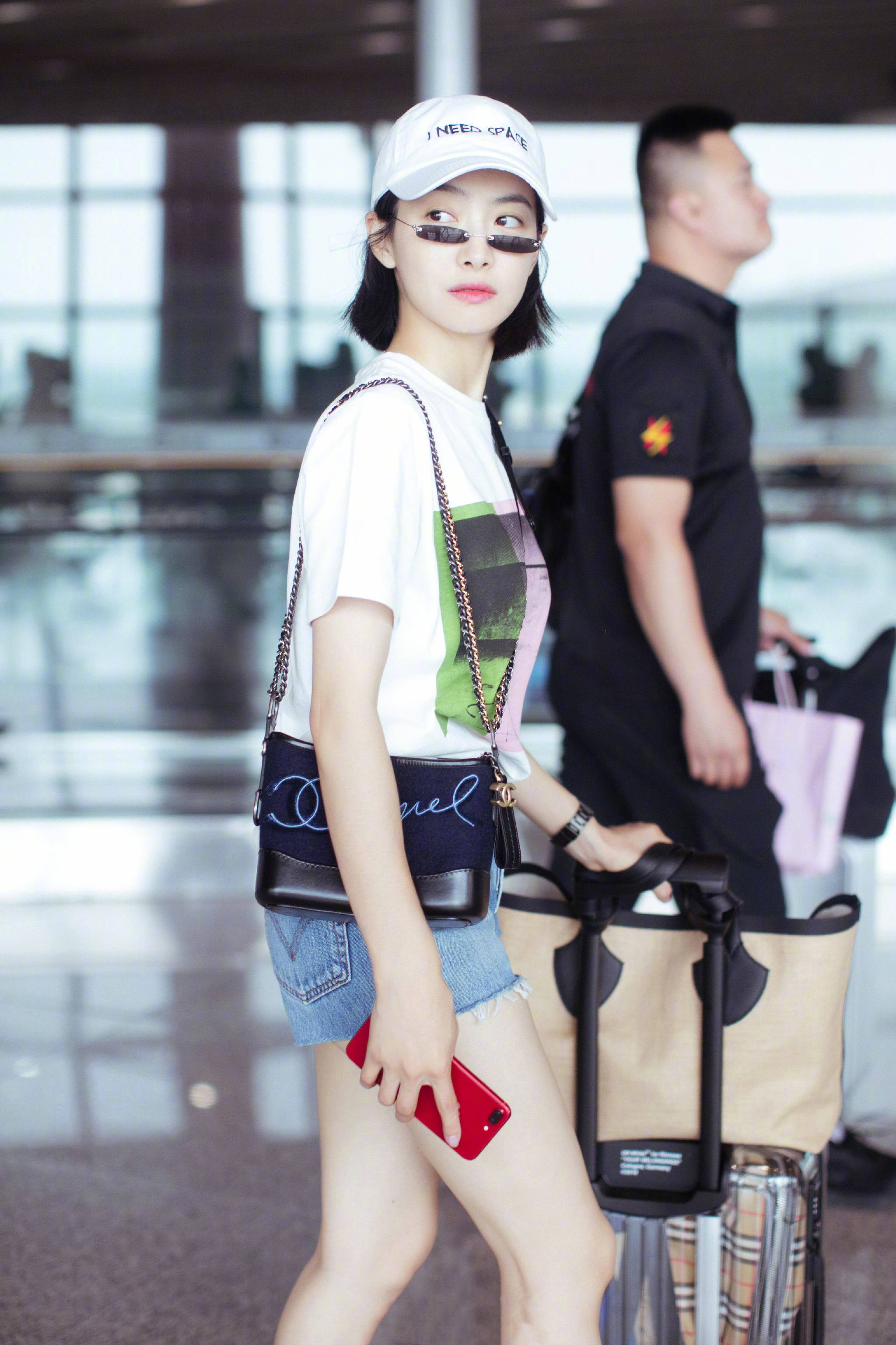 宋茜今日北京飞上海白tee牛仔短裤