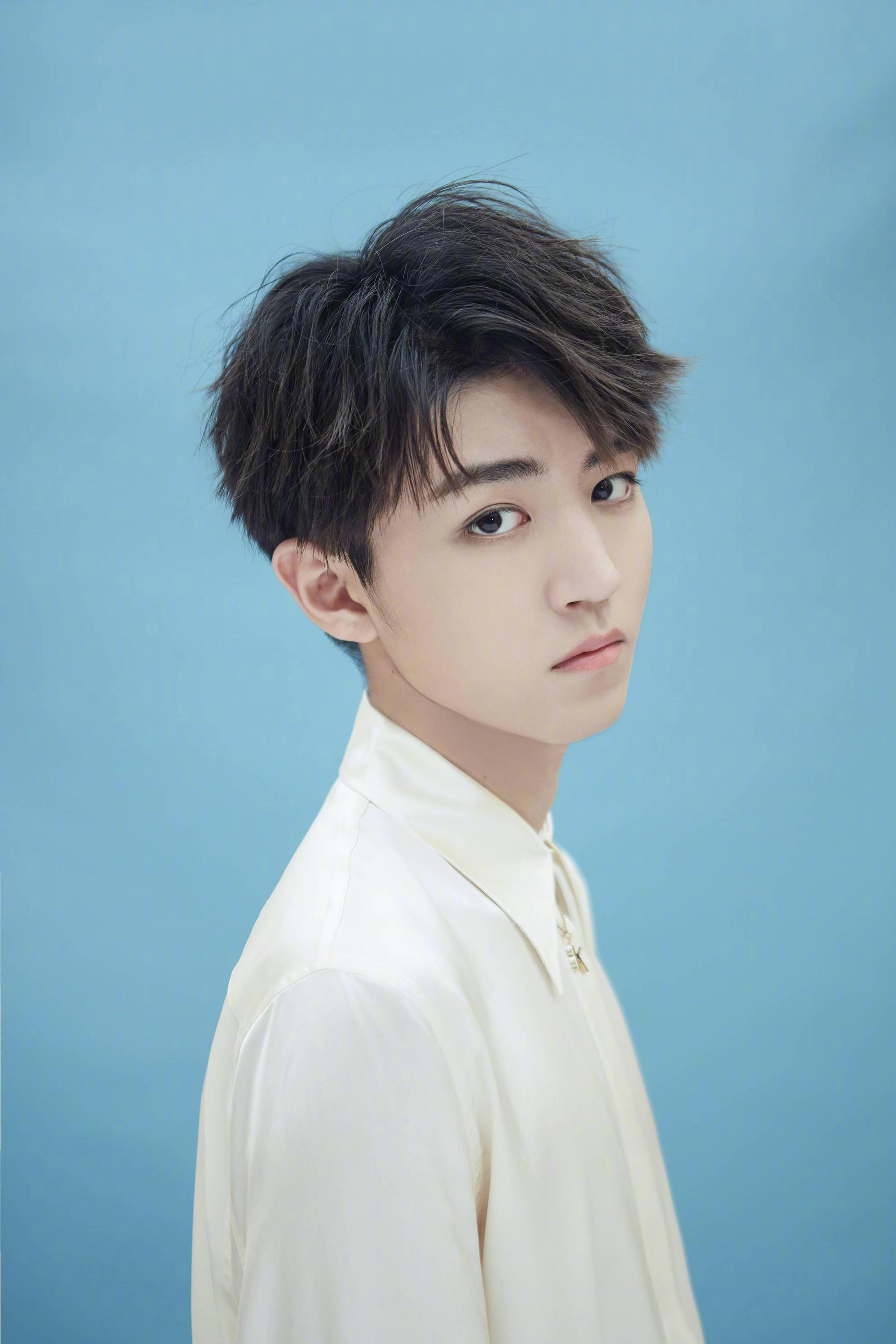 王俊凯19岁生日会概念片流出穿白西装项链成亮点粉丝求同款