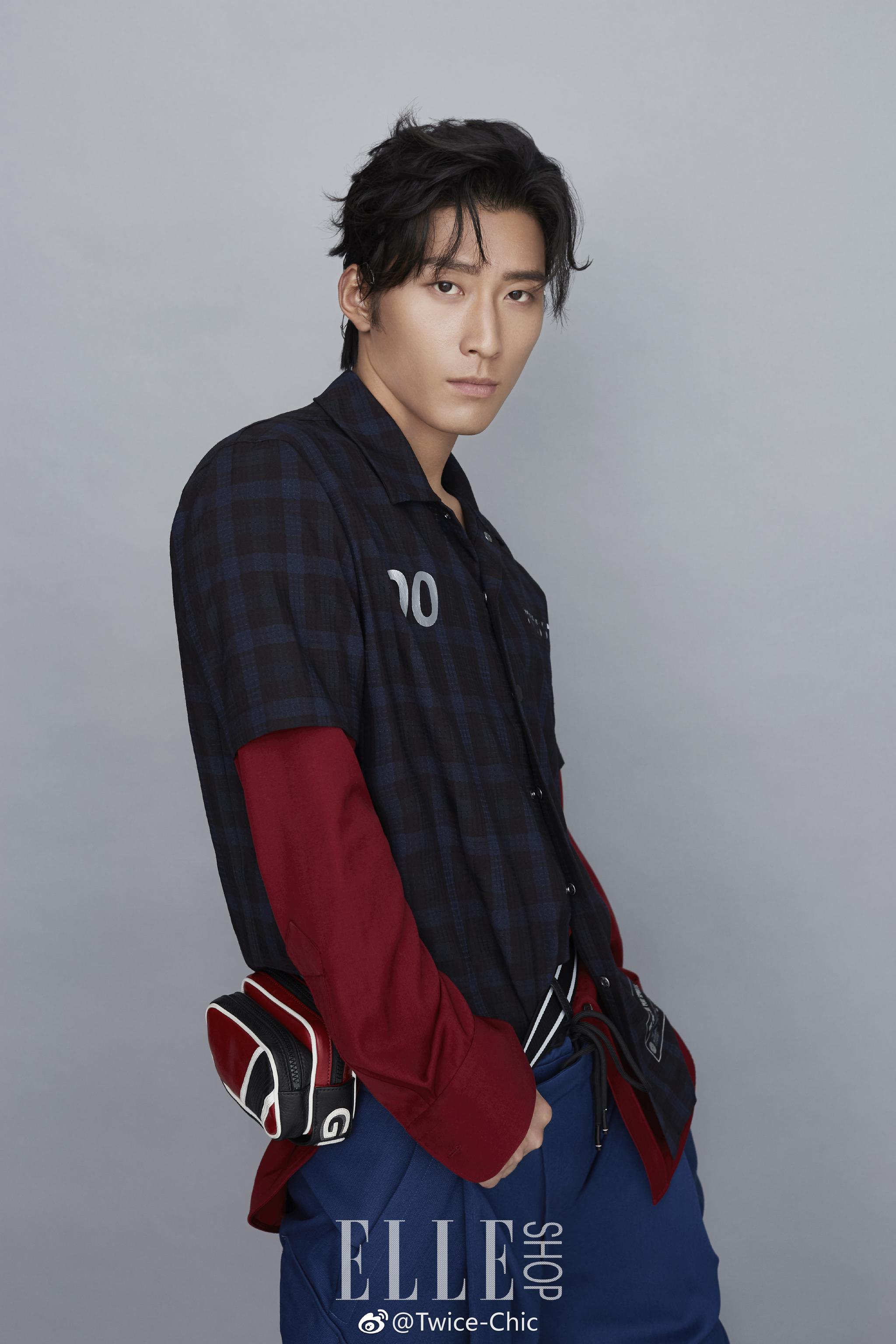 窦骁近日身穿particle fever短袖篮球训练外套拍摄新媒体大片