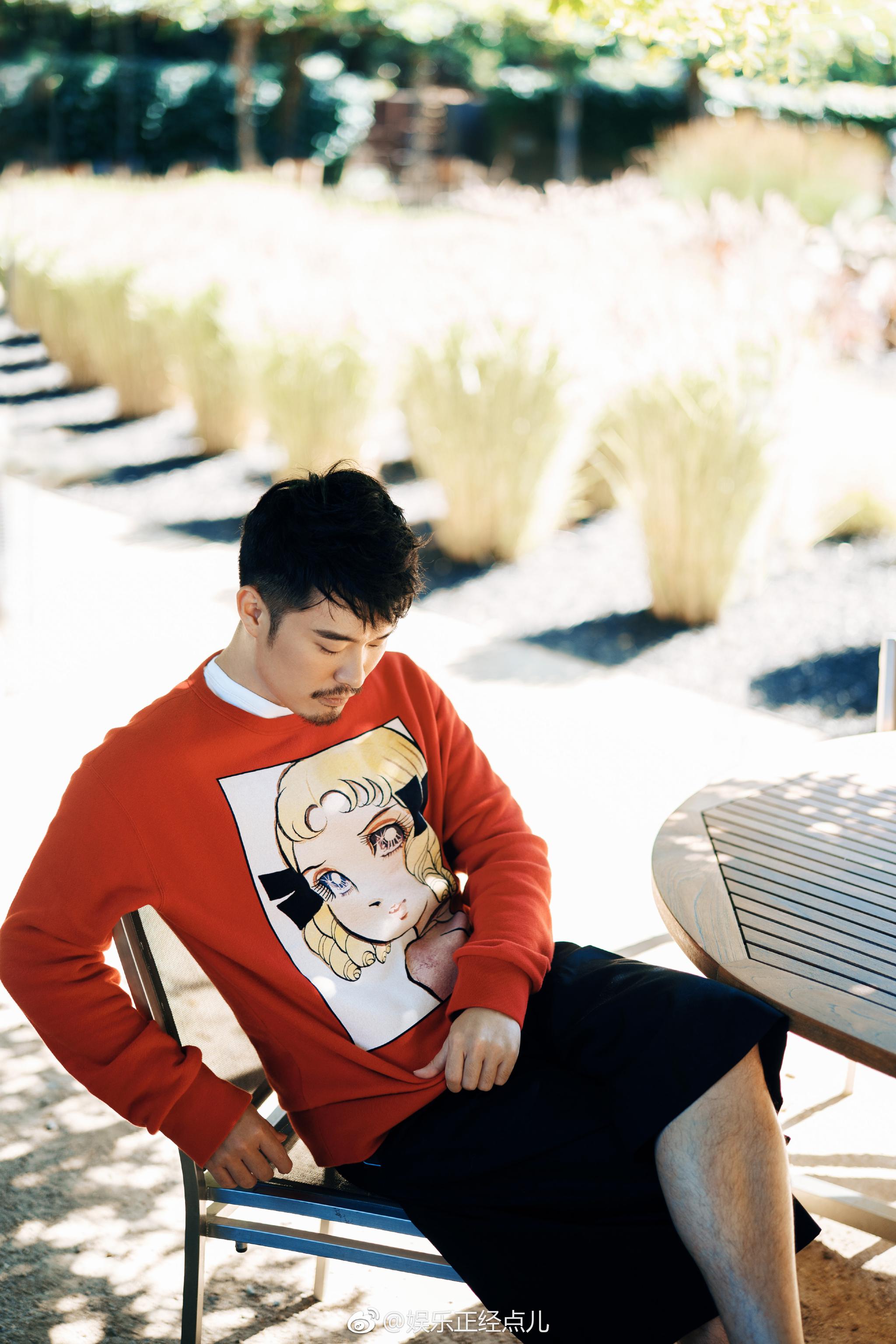 陈赫新街拍曝光,蓄上胡须,穿着橘红色卫衣搭配黑色短裤