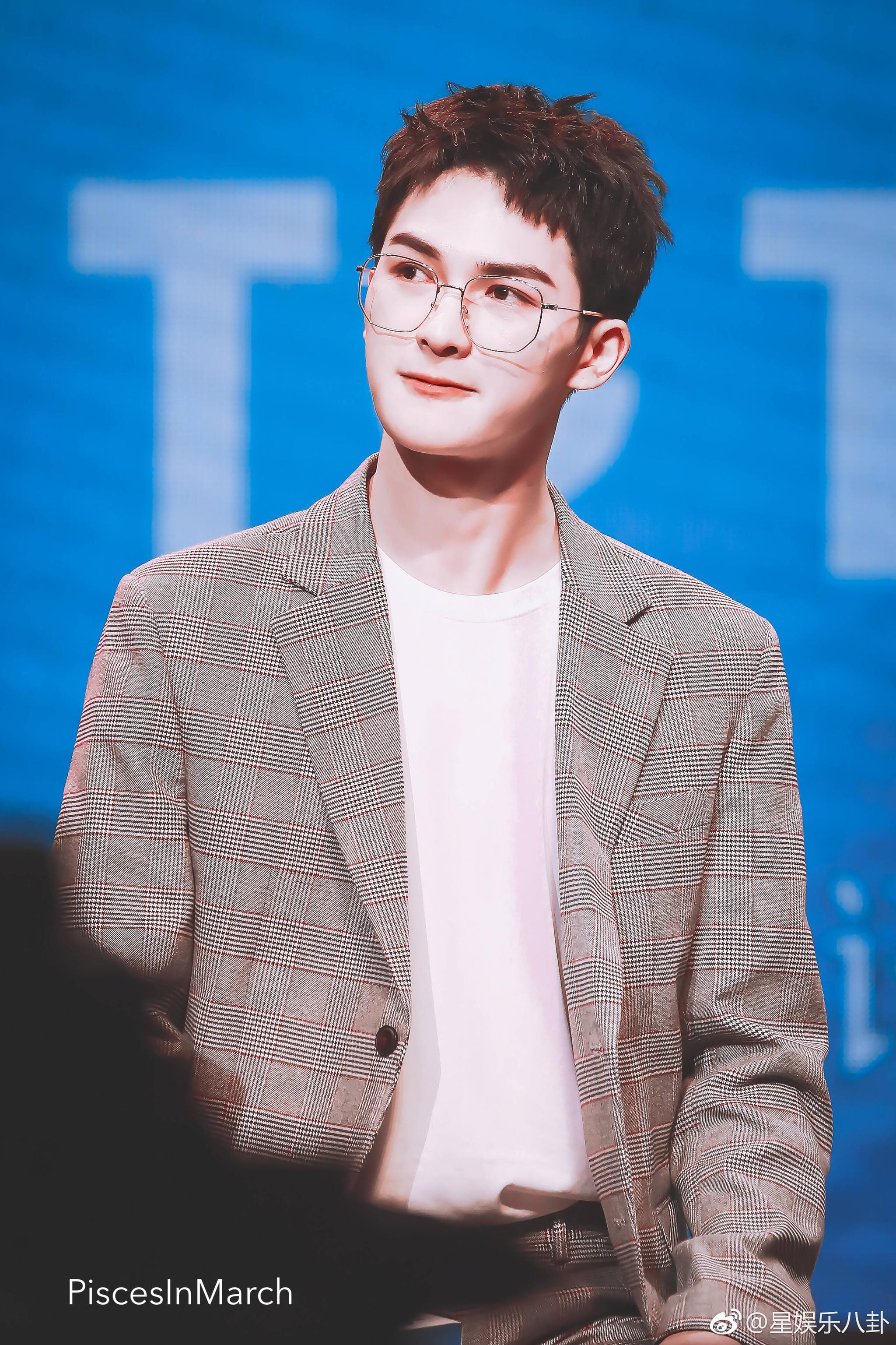 朱正廷金丝眼镜朱正廷ninepercent广州新专辑分享会饭拍图