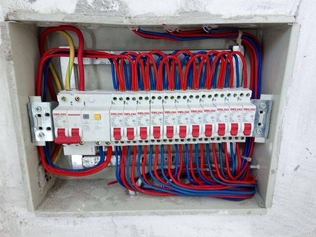 家里面的家用电器为了使用安全和消除静电,几乎接的都是地线,它对接地