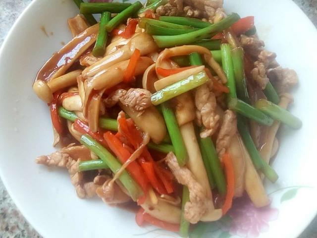 家常菜美食,白玉菇炒肉丝,这美味
