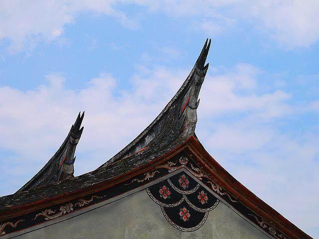 清一色的白色墙壁如同一件红色帽子,帽檐翘起燕尾似的飞脊,犹如即将