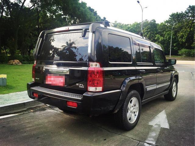 跟新大指挥官不一样,老指挥官的外形方方正正,平直的线条没有太多的