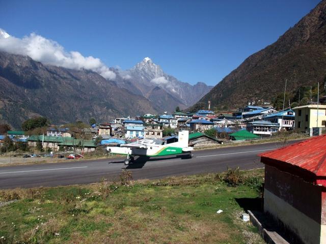 全球最危险机场,崇山峻岭中,比降落在航母上都难|降落|卢卡拉|跑道