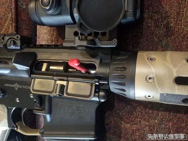 可以看到枪机无法附近到位,而红色聚合物包裹的警示部分露出抛壳口