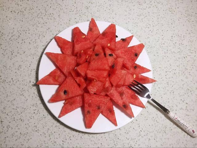 西瓜这样切吃起来不脏手不沾脸美味又好看家人都夸我聪明