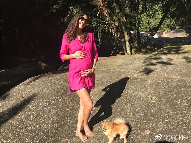巴西女排名将谢拉携爱人享受日光浴