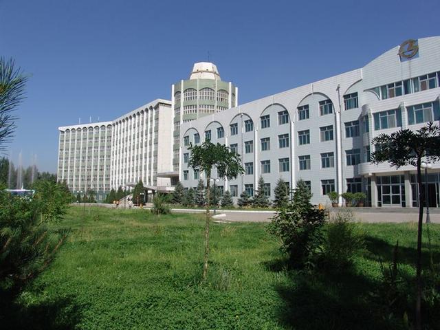 内蒙古大学学校的特色学科有动物学和蒙古学,学校培育了中国首例,首批