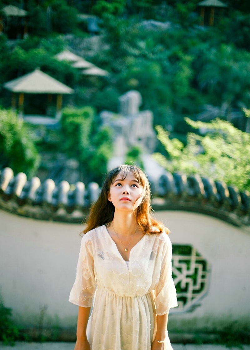 阳光下的白裙长发美女温婉大方写真集 @微相册 @微博摄影