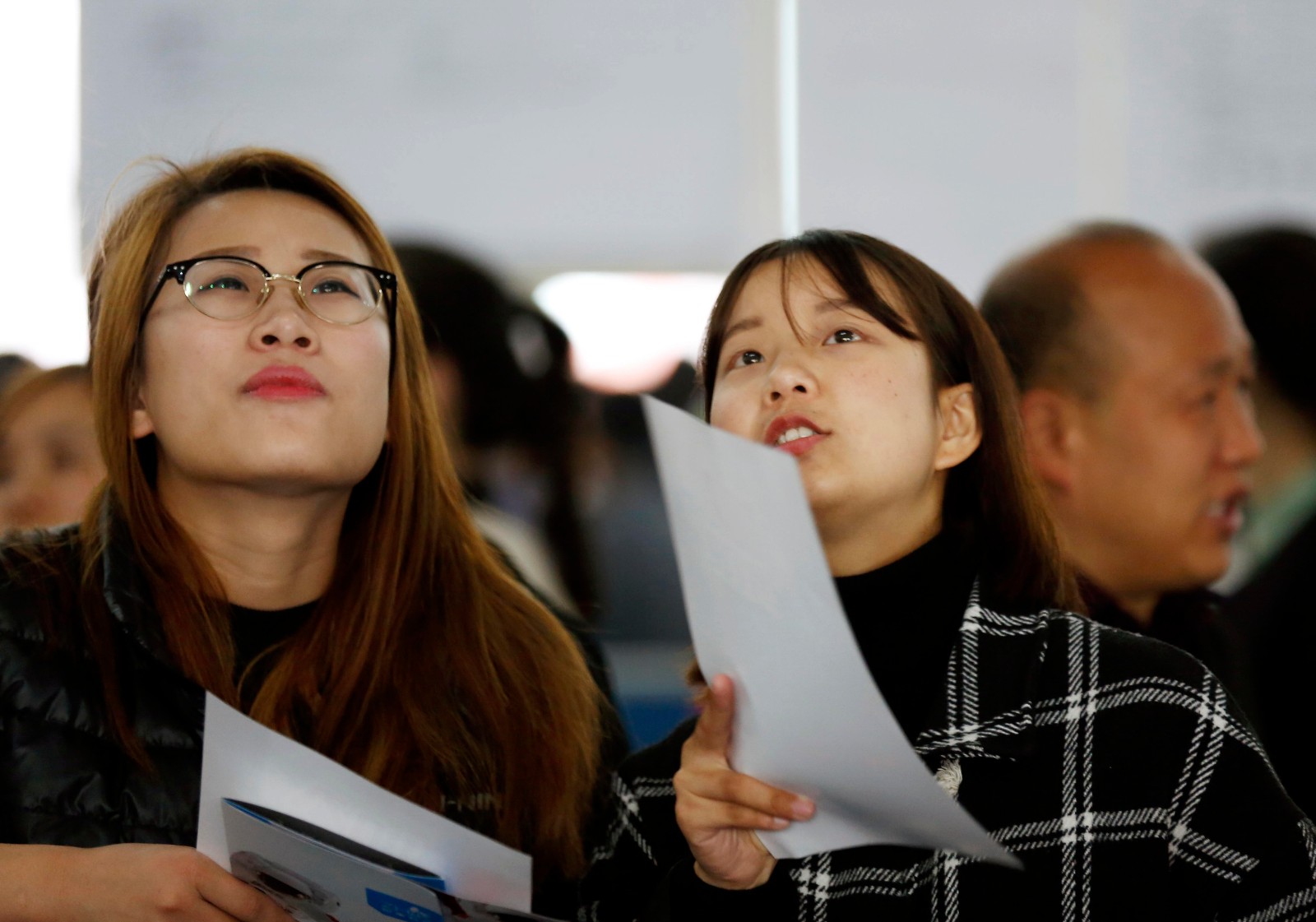 求职路上,他们渴望的眼神让人怦然心动|求职者|求职|眼神_新浪新闻