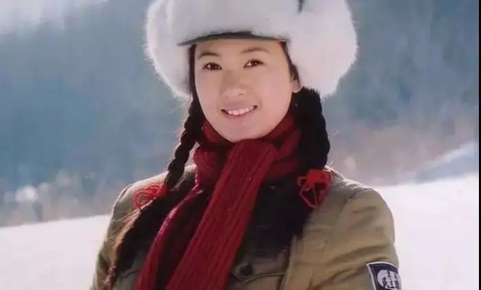 刚上大一,就出演了电视剧《林海雪原》中剿匪小分队"白茹"一角,而且