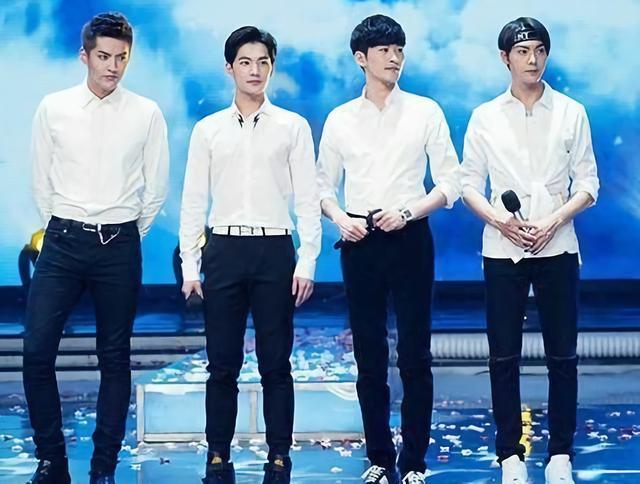 鹿晗,鹿晗的这个就有点明显了,和人合照还需要垫脚,这真的是178的身高