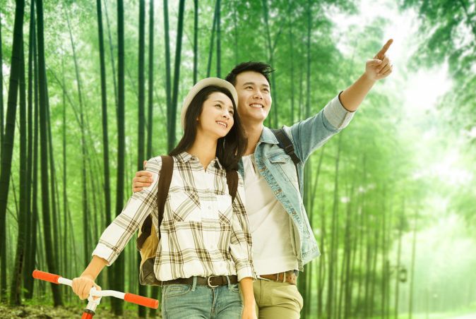 坐在我对面的一对高中生模样的男女,女生一直在小声地跟男生说着话