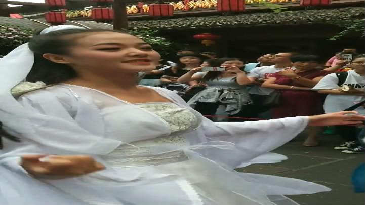 杭州宋城网红美女小白热舞，近距离实拍!