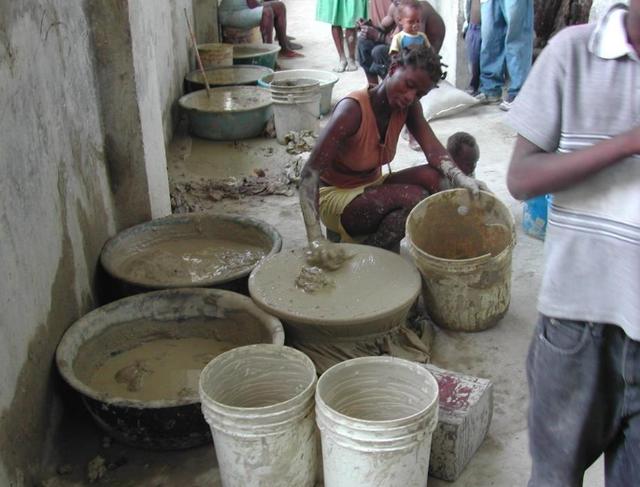非洲流行纯土饼口感像巧克力咱们河南的土馍输了