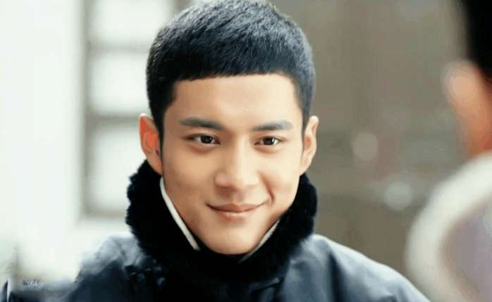 他撞脸众多明星,三个学完三年课程考入上戏,大二就凭借网剧爆红