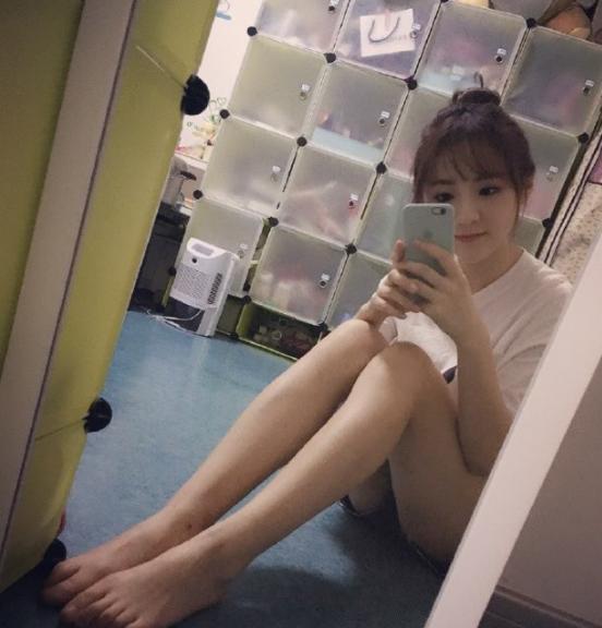 snh48莫寒大秀美腿爱吃肉的美女范