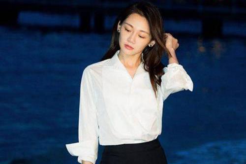 苗苗海边黑裤白衣照曝光，撞衫巩俐，网友：都没张国荣漂亮