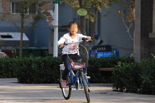 9岁女孩骑单车撞到小孩后鞠躬道歉,小孩家长一番话,女孩愣了