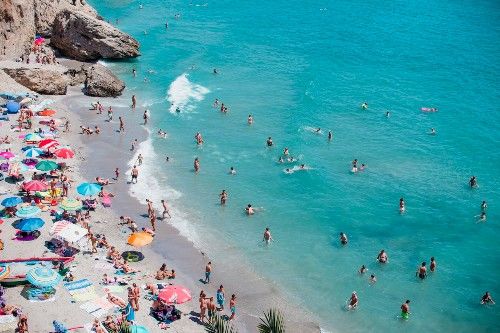 男子在海边游泳,感觉下半身有刺痛感,上岸后,众人围观