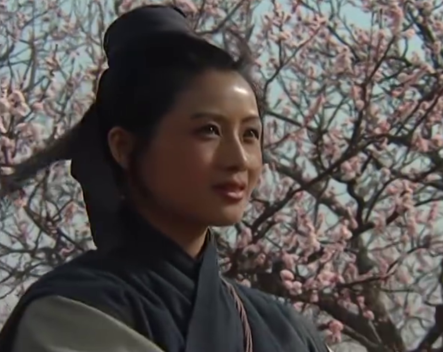 张春燕饰演的庞秋霞除英雄气外还多了一丝柔情羞昵之态