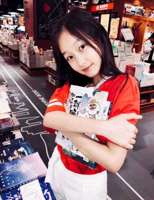 赵薇剧中女儿纪姿含成学霸?放假半个月,已经看完20多本书!