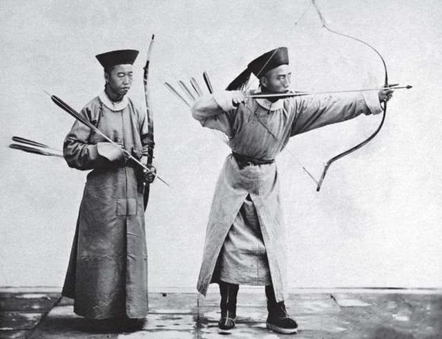 明治维新时期两名日本士兵 清末中日士兵珍贵老照片:输赢都写在