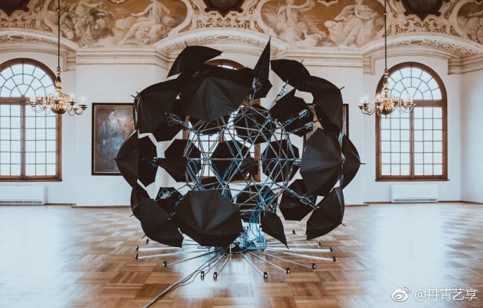 一个由35把雨伞组合成的可互动艺术装置作品融合了大量的科技