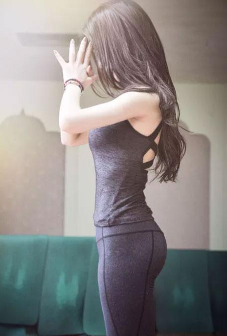 不得不说紧身裤让女人更自信但最爱凹凸曲线的背影
