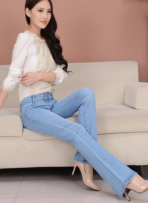 穿低腰牛仔裤,显得腿很修长,而且还显得腿特别的细