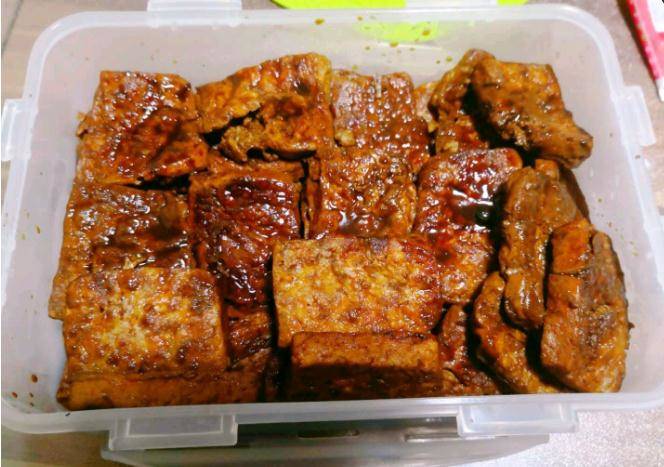 20粒八角      2个姜片      2个蜜汁豆干的做法1,把卤水豆腐用