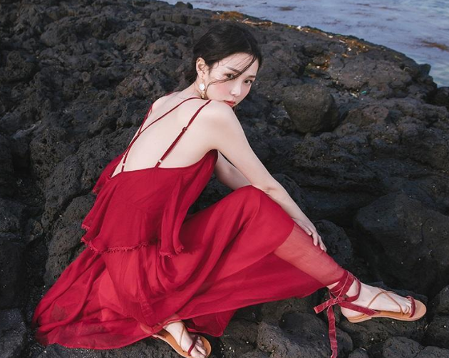 美女骨感露背连衣裙打造性感小妖精