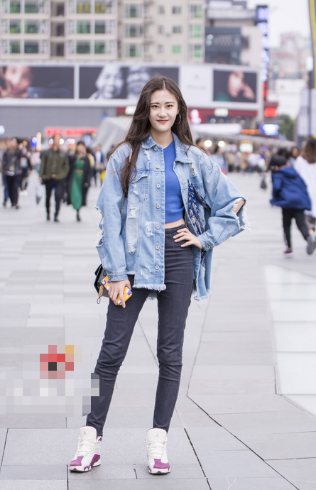 街拍美女:牛仔外套还能这样穿,回头率杠杠的