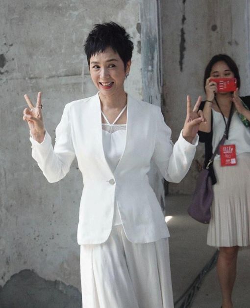 蒋文丽和许晴今年48岁.一个旧的是令人心碎,一个温柔的可人!