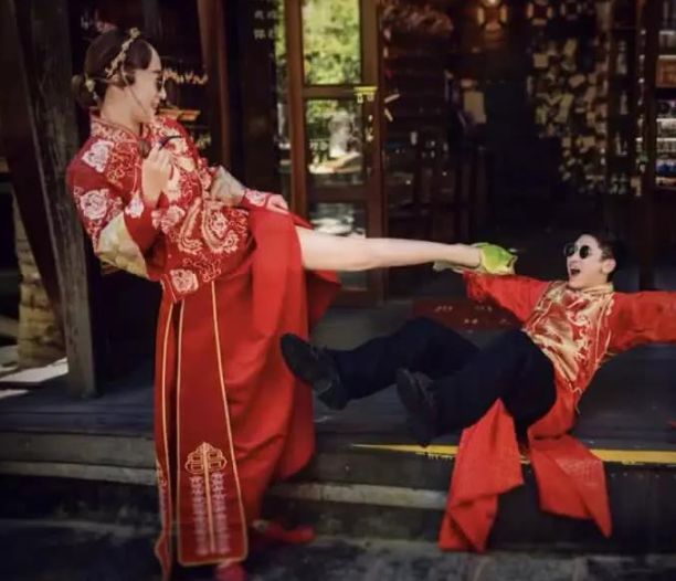 新娘拍一脚踹倒新郎的婚纱照,成片出来后,亮点却是在下半身