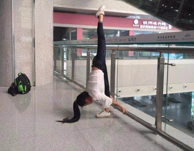 女大学生在火车站大秀一字马,这姿势我服!