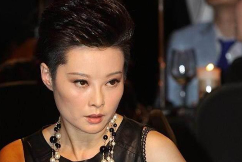 并且袁立接着上一次提到养小鬼的是女明星,而且回复了网友声称活见鬼