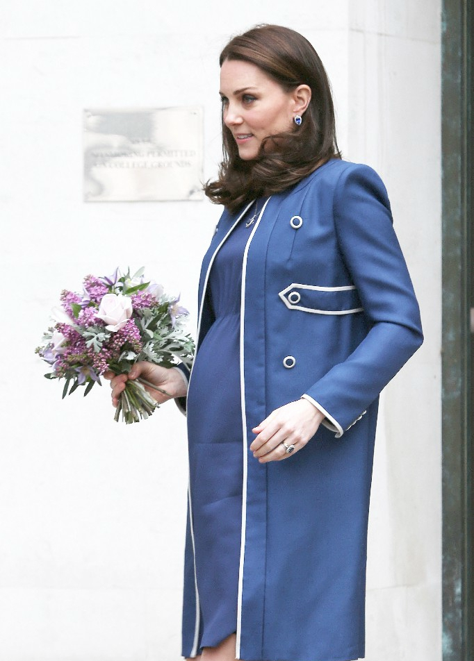 手扶孕肚脚踩细高跟,怀孕8个月的凯特王妃这身打扮,任谁都服